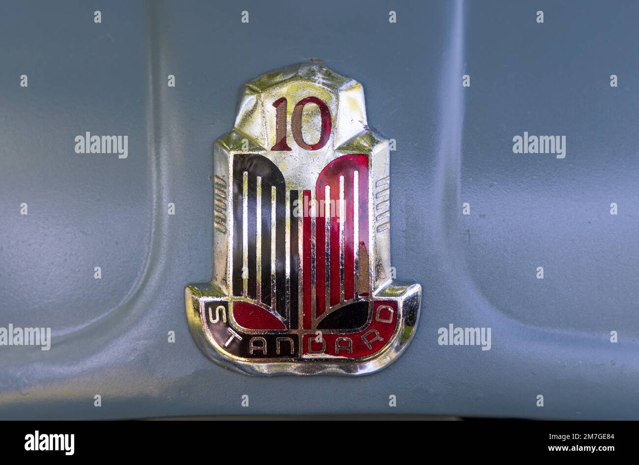 Badge del cofano da uno Standard Ten del 1956 in occasione di una mostra di auto classiche al Gnoll Country Park, Neath Port Talbot, Galles, Regno Unito Foto Stock