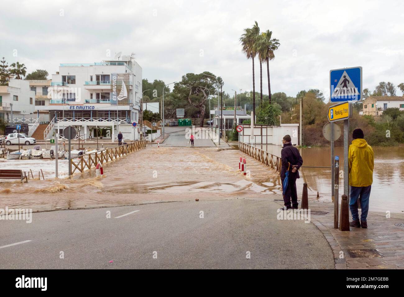 Il Torrent de Llebrona alluviona il ponte sul fiume nel centro di Porto Cristo, Maiorca Foto Stock