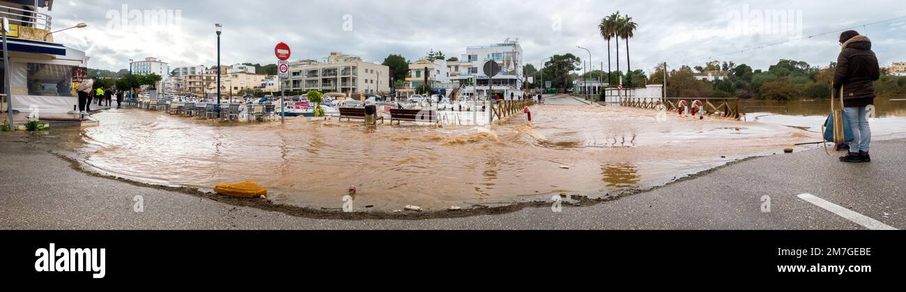 Il Torrent de Llebrona alluviona il ponte sul fiume nel centro di Porto Cristo, Maiorca Foto Stock