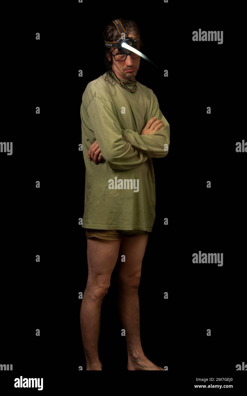 Uomo snello in boxer verde esercito e con interruttore sul faro Foto Stock