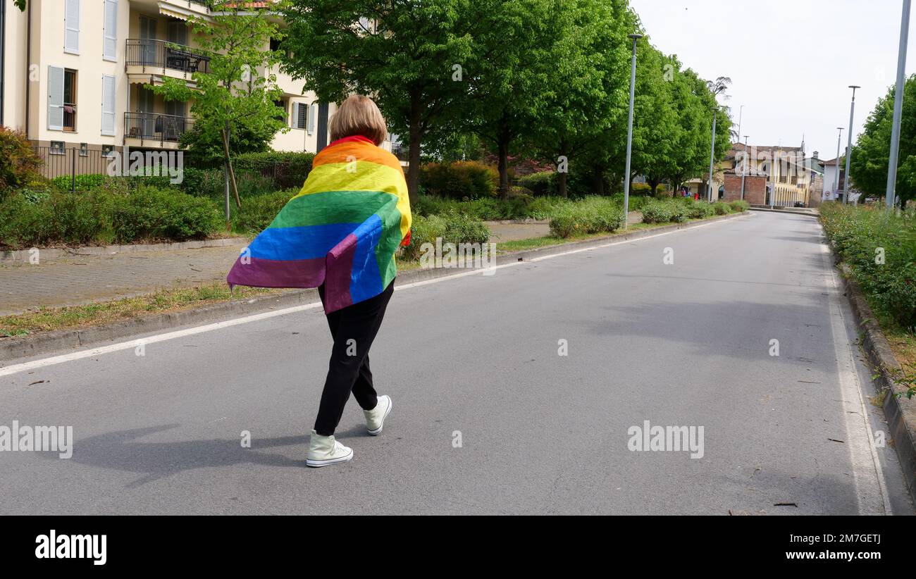 Bisessuale, lesbica, donna, femmina, transgender tornare con la bandiera LGBTQIA, arcobaleno pace in orgoglio monta sulla strada in un giorno e celebrare la bisessualità Day o National Coming out Day Foto Stock