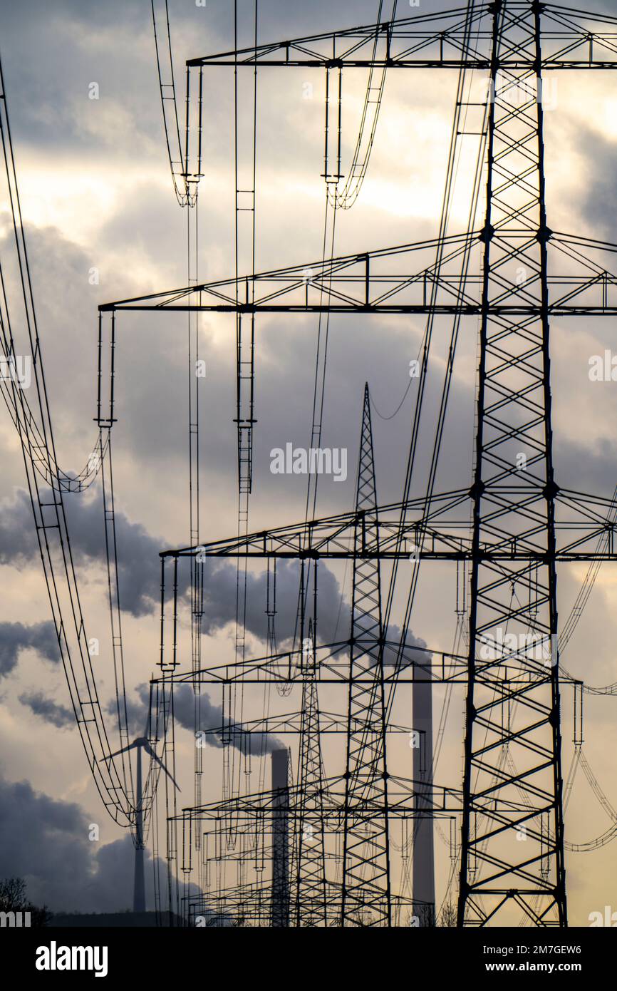 Linee elettriche ad alta tensione, tralicci aerei, centrale a carbone UNIPER Scholven in background, turbine eoliche sul cumulo di scorie di Oberscholven, Foto Stock