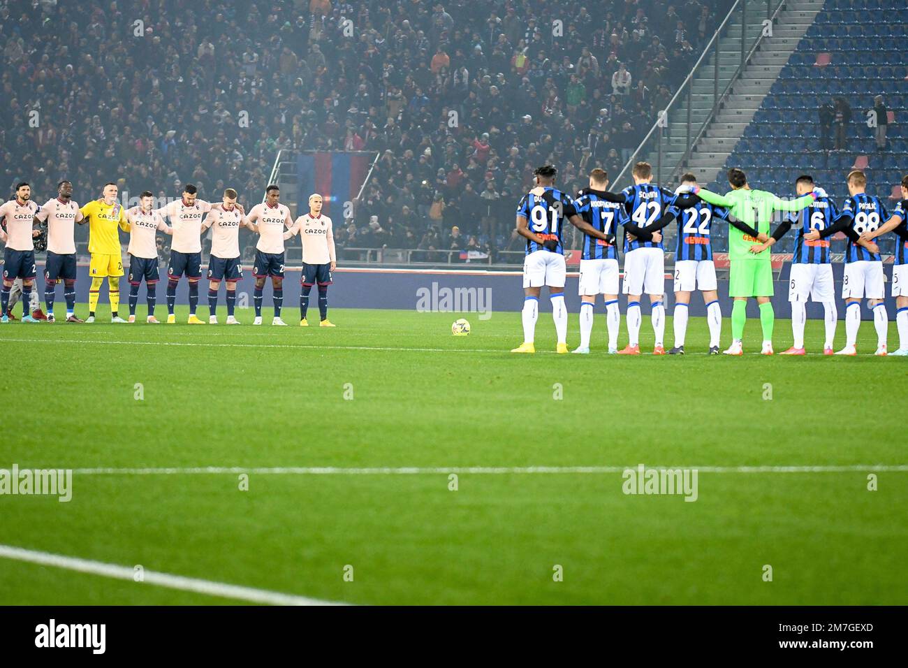 Bologna e la squadra Atalanta in un minuto di silenzio in memoria di