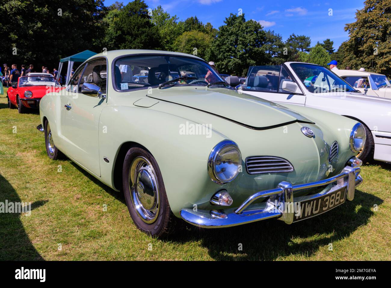 1971 Volkswagen Karmann Ghia in occasione di una mostra di auto d'epoca al Gnoll Country Park, Neath Port Talbot, Galles, Regno Unito Foto Stock