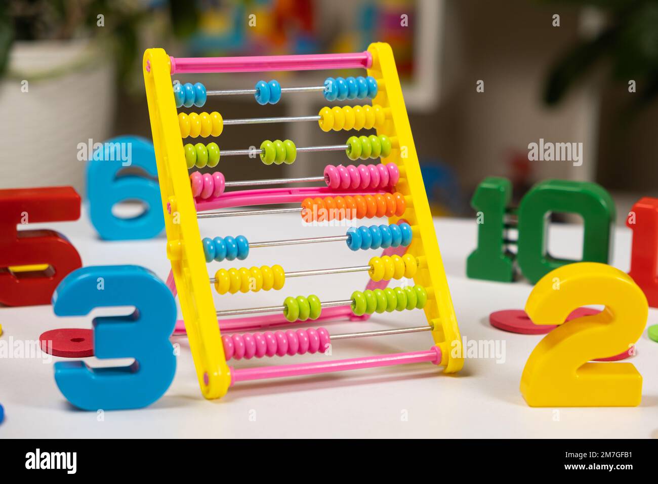 Colorato abaco per bambini sul tavolo. Matematica, aritmetica per bambini  in età prescolare e scolastica, imparando a contare Foto stock - Alamy