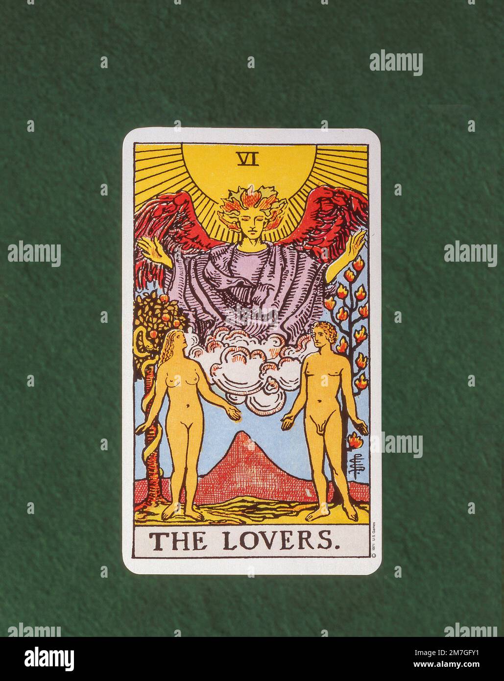 La carta dei tarocchi Lovers Major Arcana sul tavolo delle carte felt, Greater London, England, United Kingdom Foto Stock