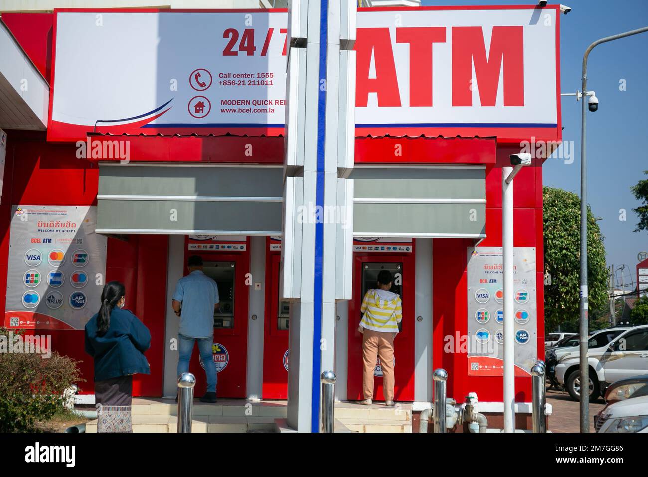 Vientiane, Laos. 9th Jan, 2023. Le persone ritirano denaro presso gli sportelli automatici di Vientiane, Laos, il 9 gennaio 2023. L'inflazione in Laos è aumentata al 39,3 per cento anno su anno nel mese di dicembre, il tasso più alto di 2022, secondo un rapporto pubblicato dal Laos Statistics Bureau il Sabato. Credit: Kaikeo Saiyasane/Xinhua/Alamy Live News Foto Stock
