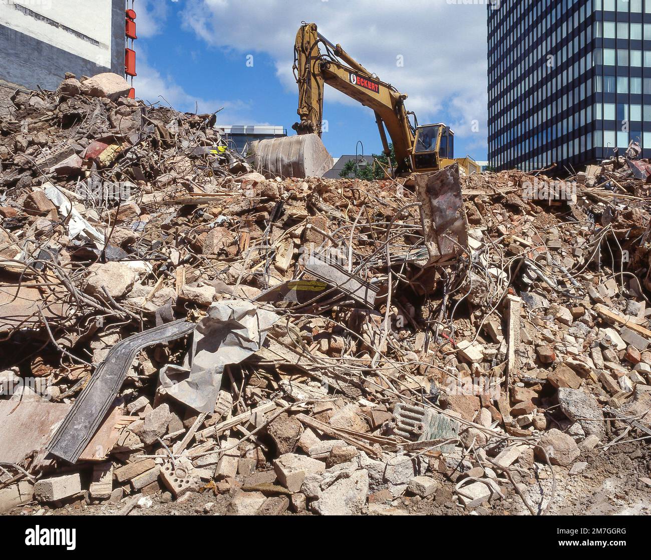 Escavatore che lavora su un cantiere di demolizione di edifici, Liverpool Street, City of London, Greater London, England, Regno Unito Foto Stock
