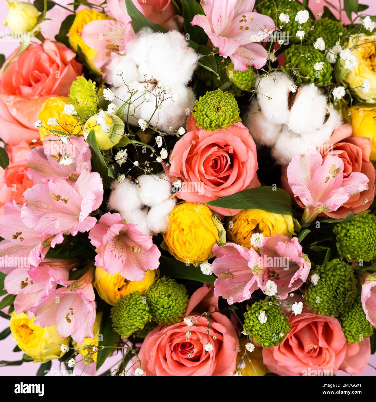 Multicolore sfondo astratto di fiori. Rosa, rose gialle e fiori viola alstroemeria. Biglietto di auguri di compleanno, San Valentino, Festa della mamma Foto Stock