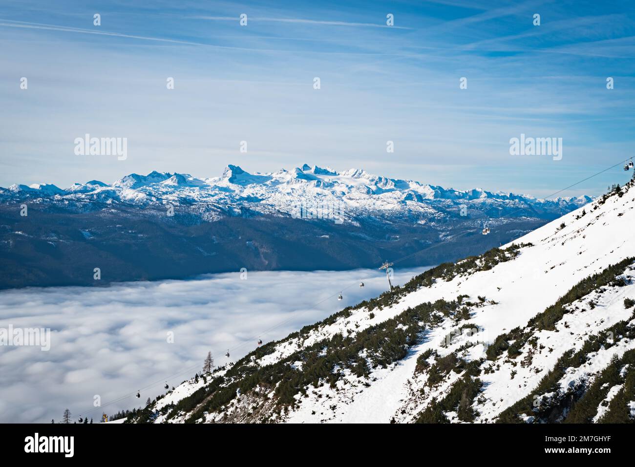 Vista sul comprensorio sciistico di Tauplitzalm con sullo sfondo il famoso monte Dachstein. Foto Stock