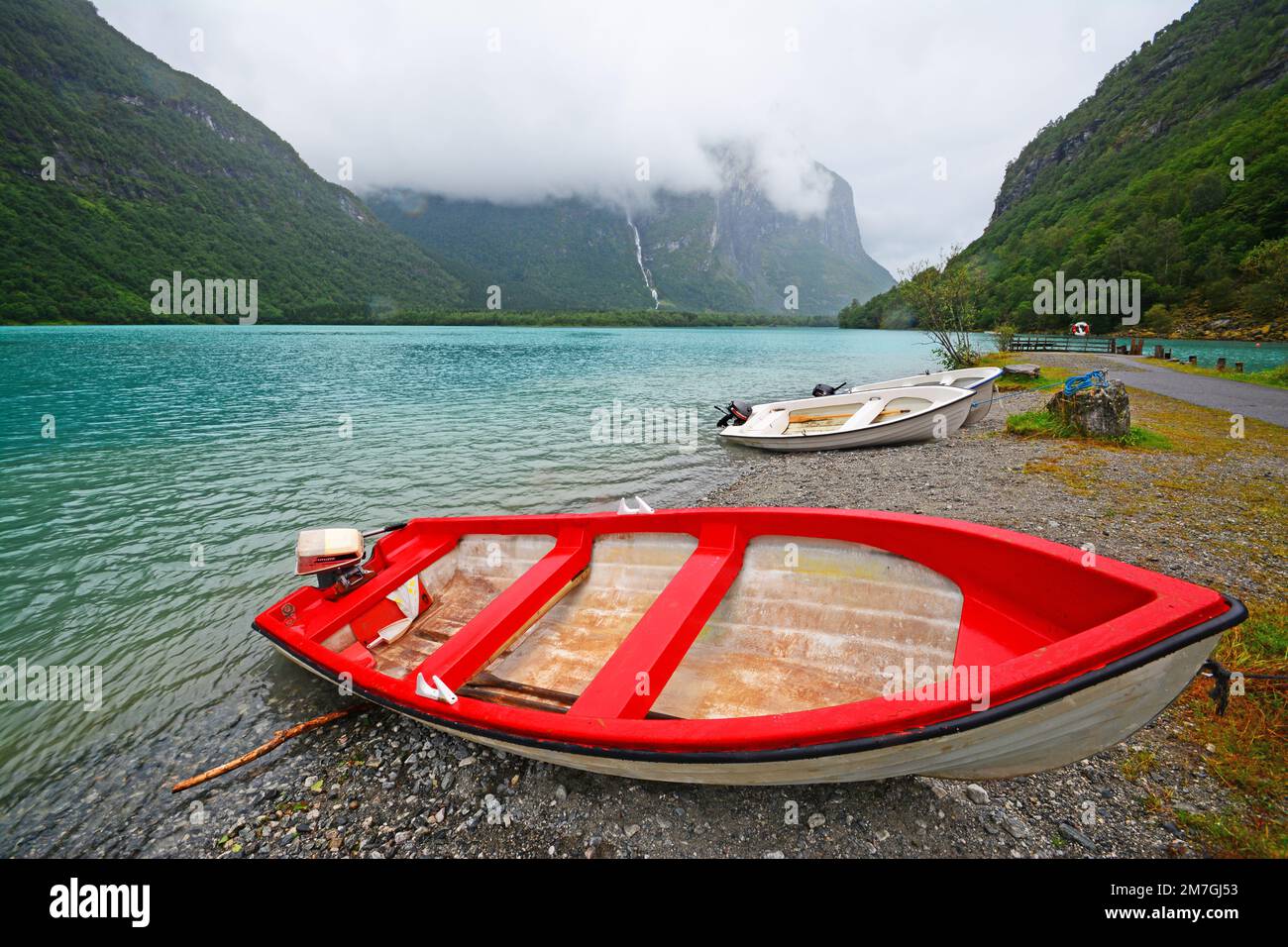 Barche vicino a un lago, Norvegia Foto Stock