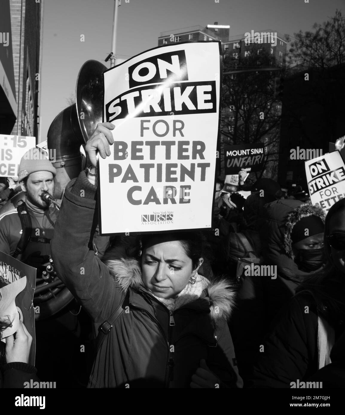 9 gennaio 2023: Dimostranti e infermieri di New York colpiscono la linea pickett al Mount Sinai Medical Center di East Harlem, New York . Più di 7.000 infermieri del Monte Sinai e del Montefiore Medical Center sono alla ricerca di salari e condizioni di lavoro migliori. Offices said (Credit Image: © Brian Branch Price/ZUMA Press Wire) USO EDITORIALE SOLO! Non per USO commerciale! Credit: ZUMA Press, Inc./Alamy Live News Foto Stock