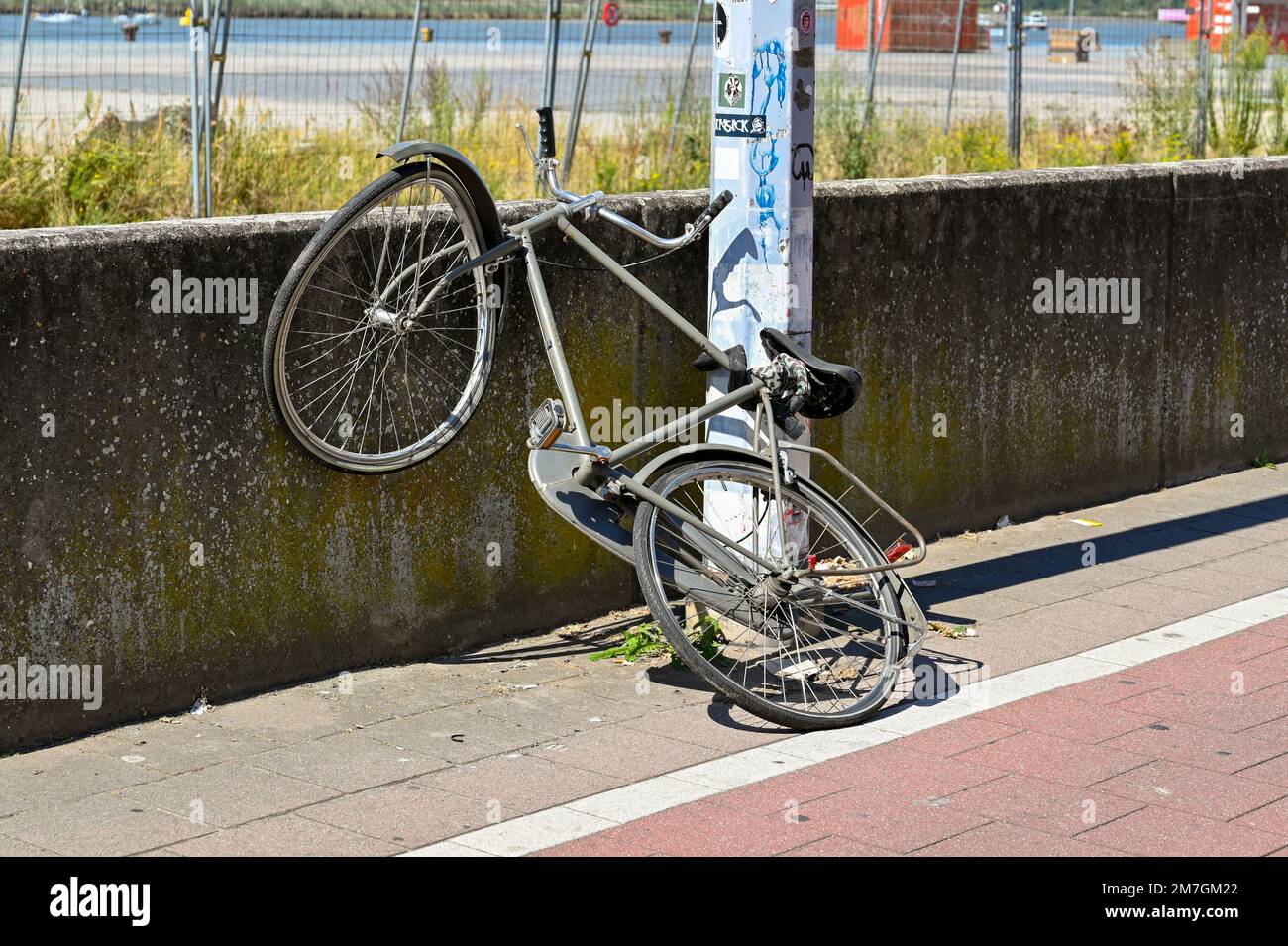 Anversa, Belgio - Agosto 2022: Bicicletta con la ruota allacciata danneggiata su una delle strade della città Foto Stock