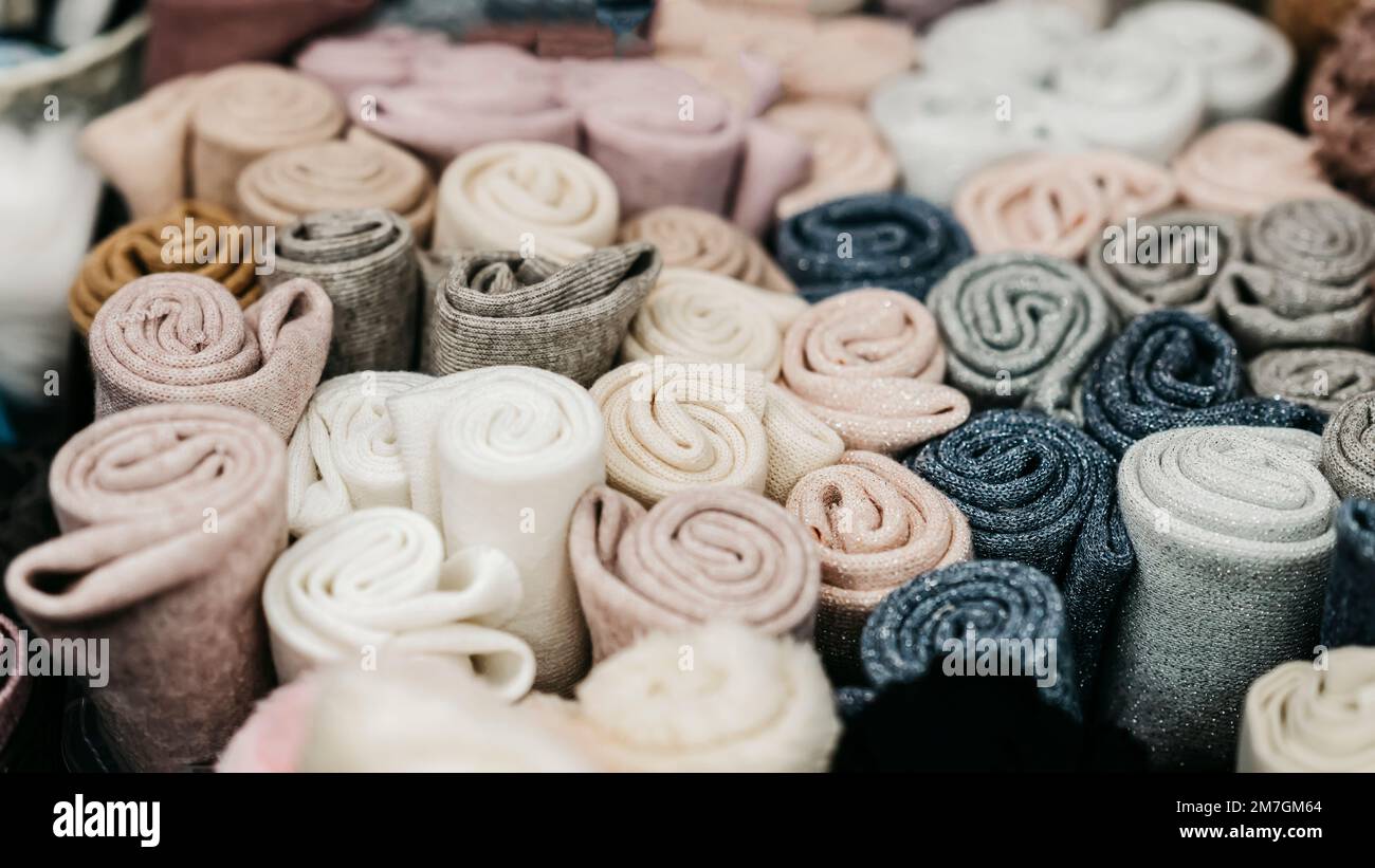 Sfondo astratto di campioni di tessuto, sfondo colorato, messa a fuoco selettiva. Abbigliamento da cucire, negozio di accessori, hobby e merceria Foto Stock