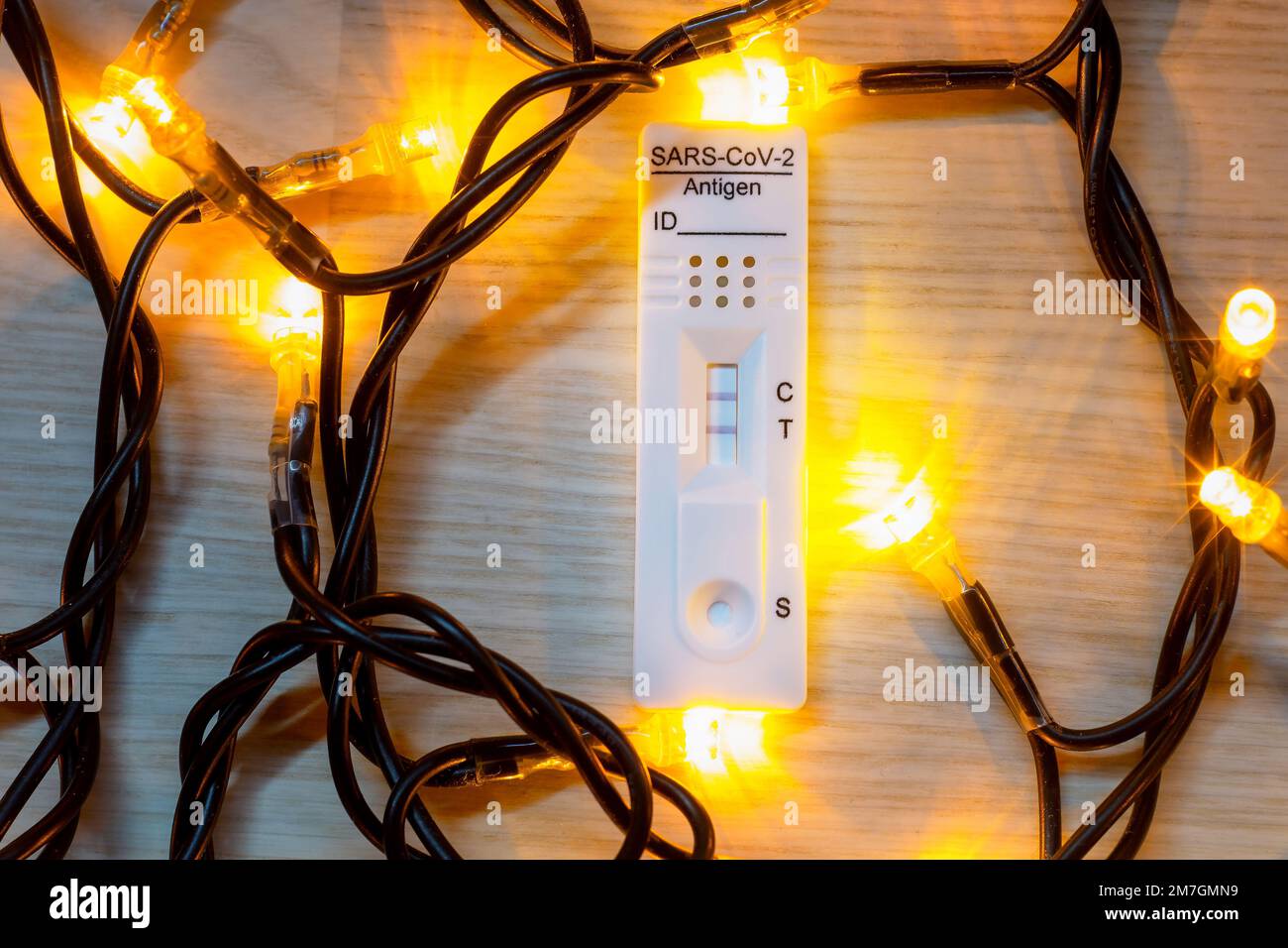 Test corona positivo con luci natalizie sullo sfondo Foto Stock