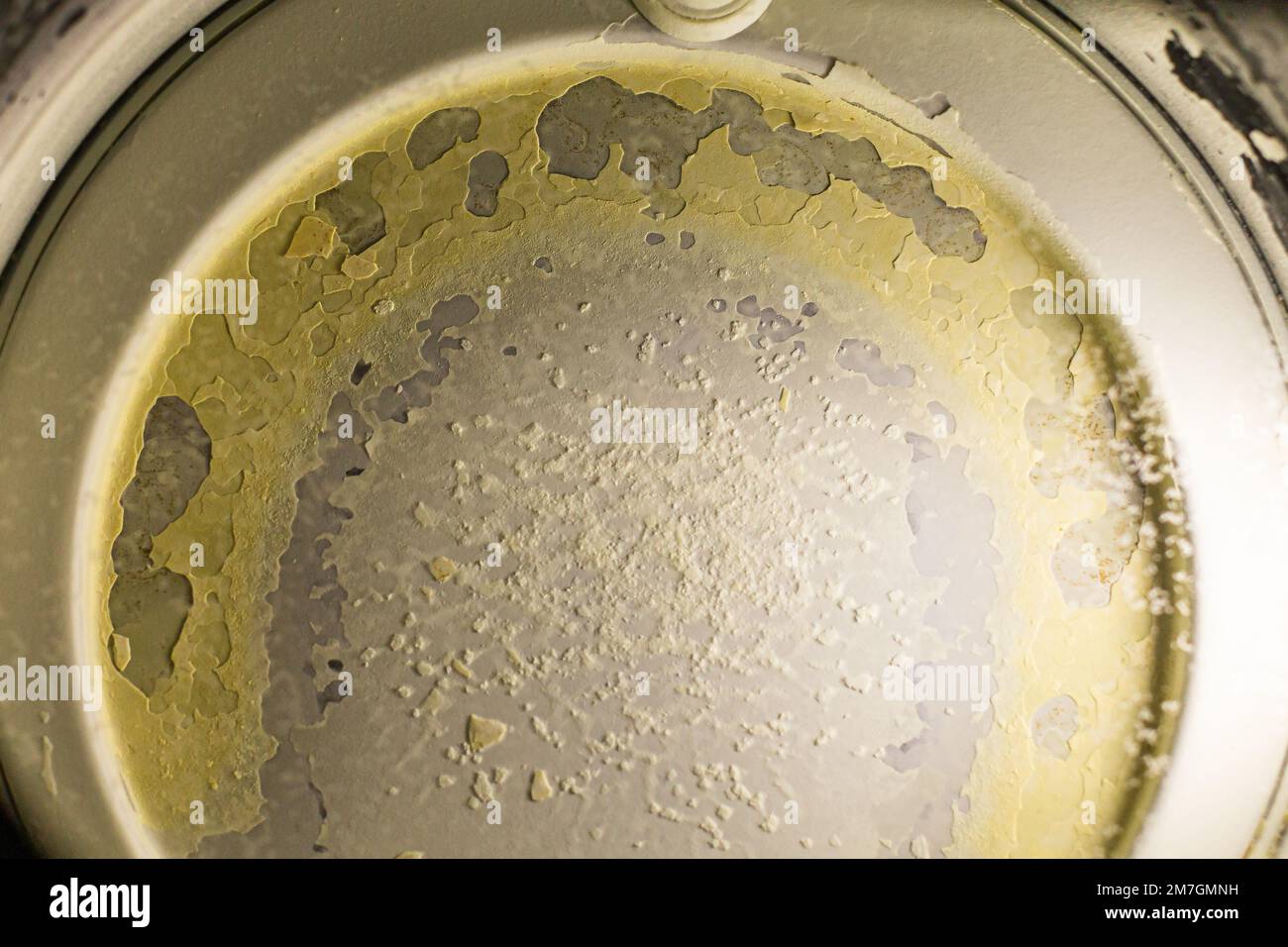 Minerali in fondo di caldaia - accumulazione di scala nel vostro riscaldatore di acqua Foto Stock