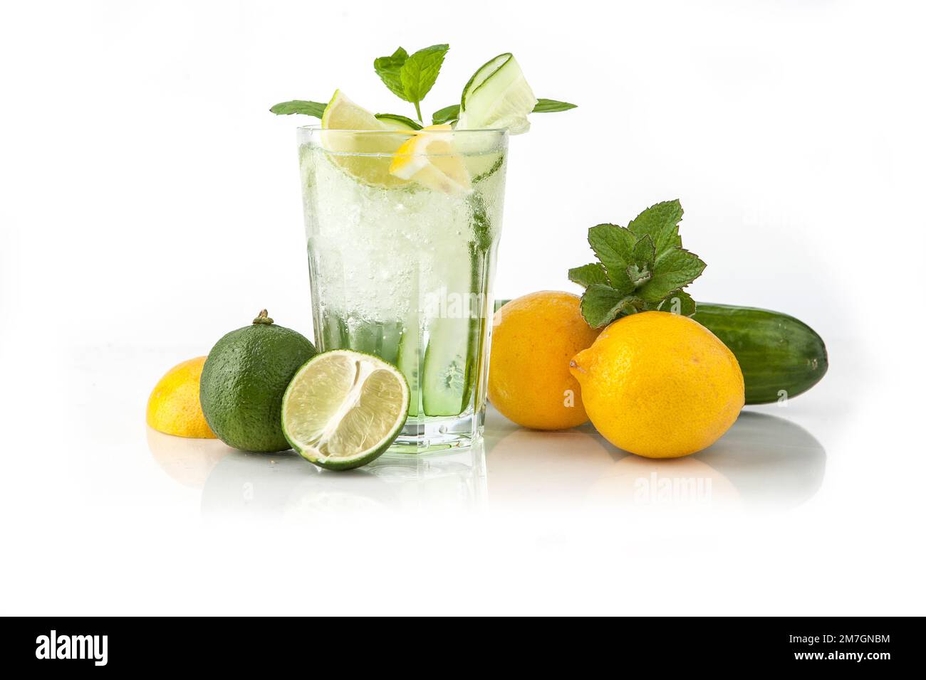 bevande rinfrescanti estive su sfondo bianco con frutta fresca - limonata, orangeade Foto Stock