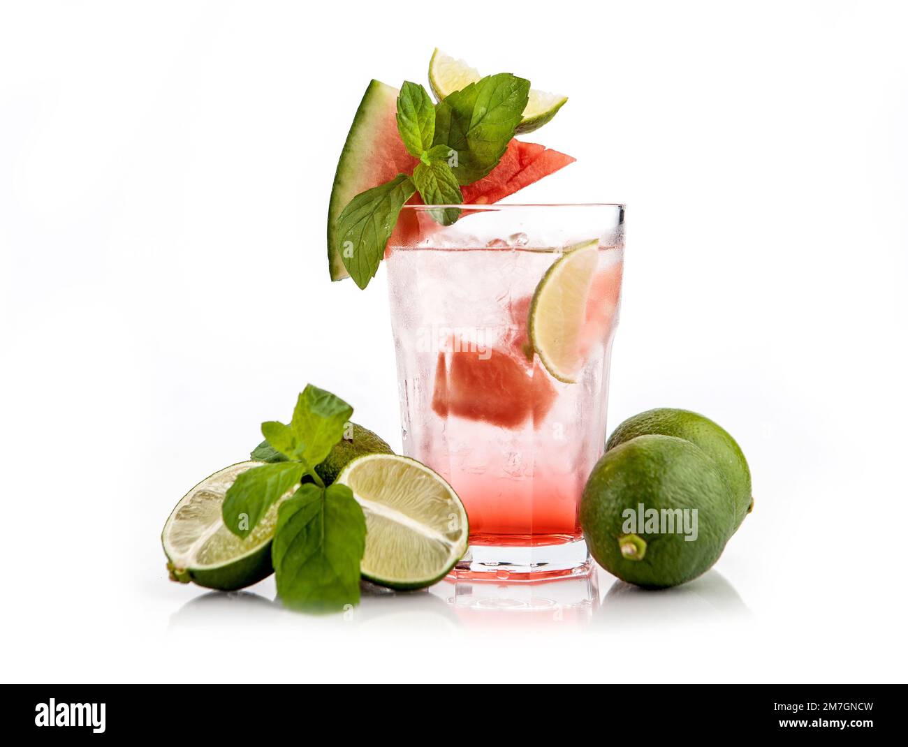 bevande rinfrescanti estive su sfondo bianco con frutta fresca - limonata, orangeade Foto Stock