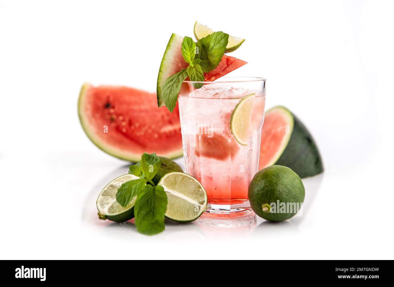 bevande rinfrescanti estive su sfondo bianco con frutta fresca - limonata, orangeade Foto Stock