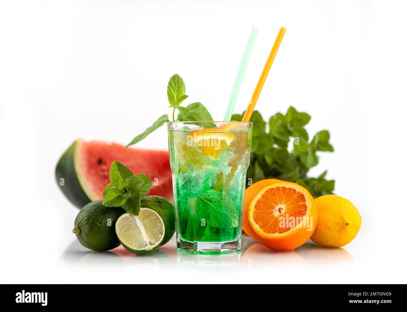 bevande rinfrescanti estive su sfondo bianco con frutta fresca - limonata, orangeade Foto Stock