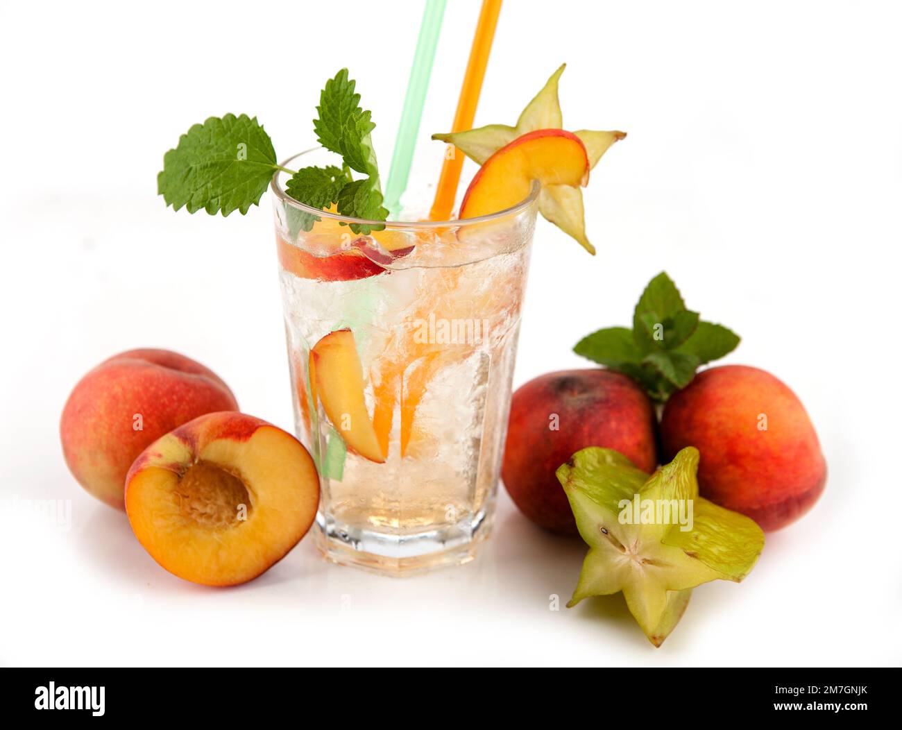bevande rinfrescanti estive su sfondo bianco con frutta fresca - limonata, orangeade Foto Stock