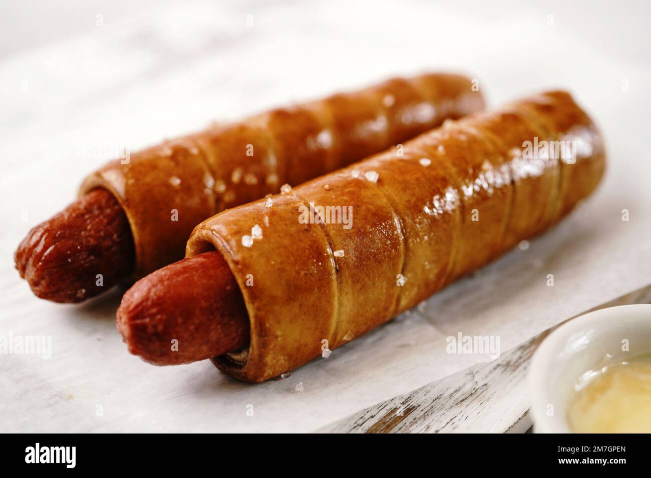 Hot dog pretzel serviti con salsa, selezione di spuntini - Game Day Foto Stock