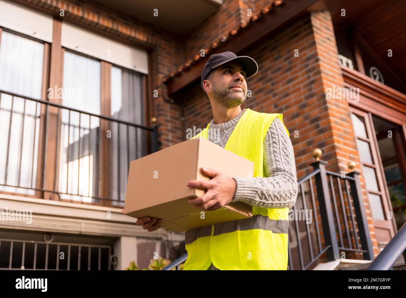 Addetto alla consegna dei pacchi di un negozio online, azienda di logistica delle consegne Foto Stock