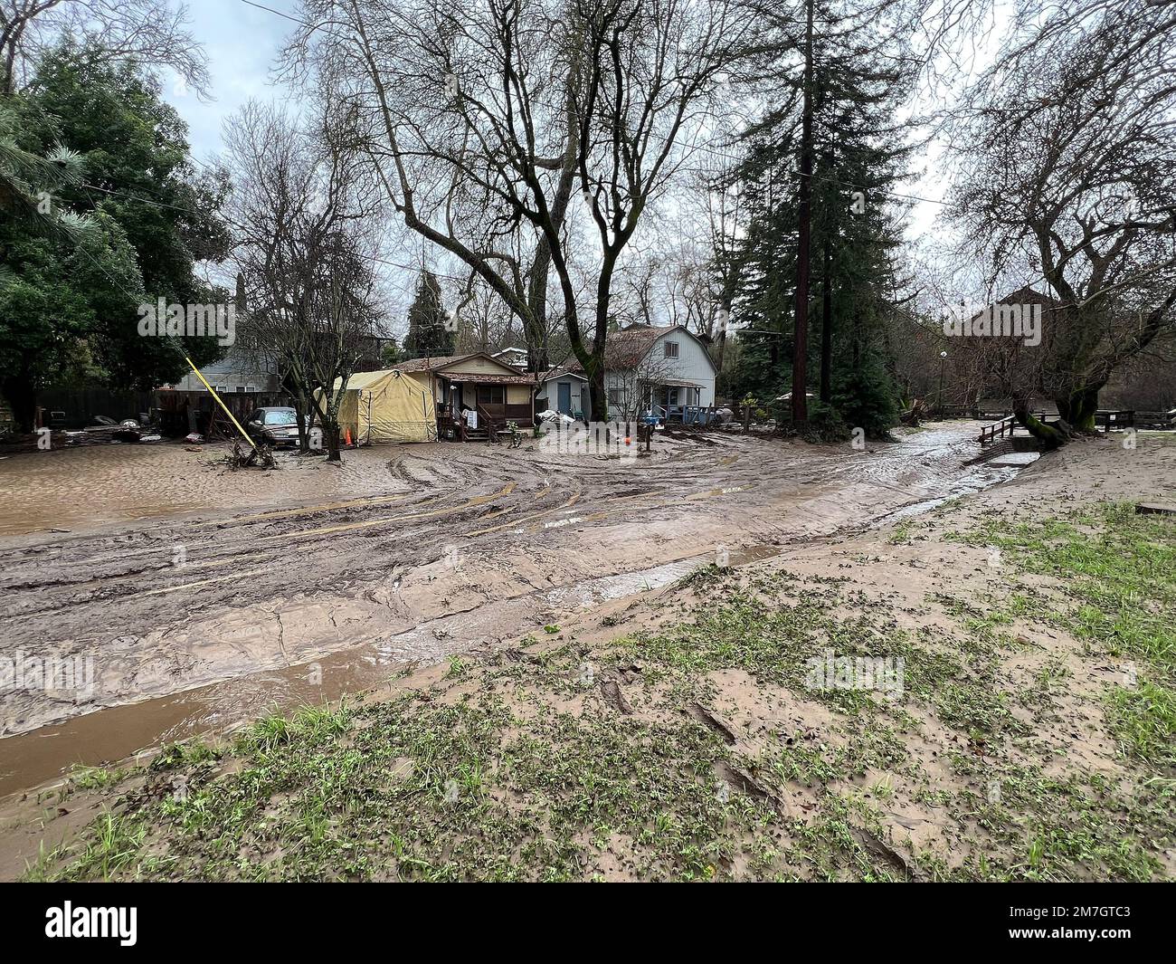 Felton, Stati Uniti. 09th Jan, 2023. Vista generale dello storico parco coperto del ponte e del quartiere boschivo di felton dopo l'ultima tempesta del 9 gennaio 2023. I danni da alluvione si osservano lungo le rive del fiume San Lorenzo dopo un'eccessiva pioggia e una significativa tempesta passata attraverso l'area. Foto: Casey Flanigan/imageSPACE/Sipa USA Credit: Sipa USA/Alamy Live News Foto Stock