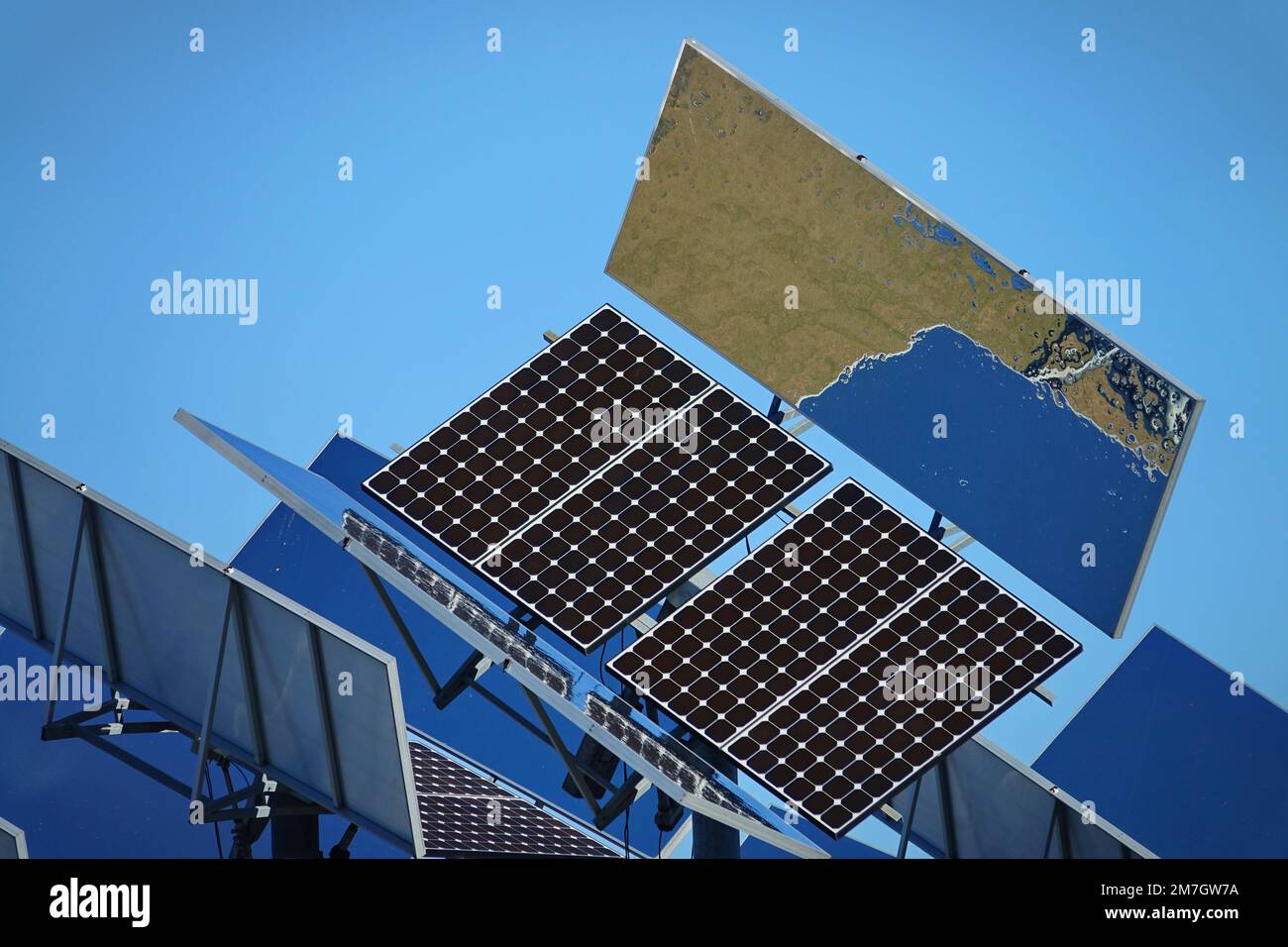 Moduli a pannello solare con riflettori laterali per aumentare la produzione di energia Foto Stock