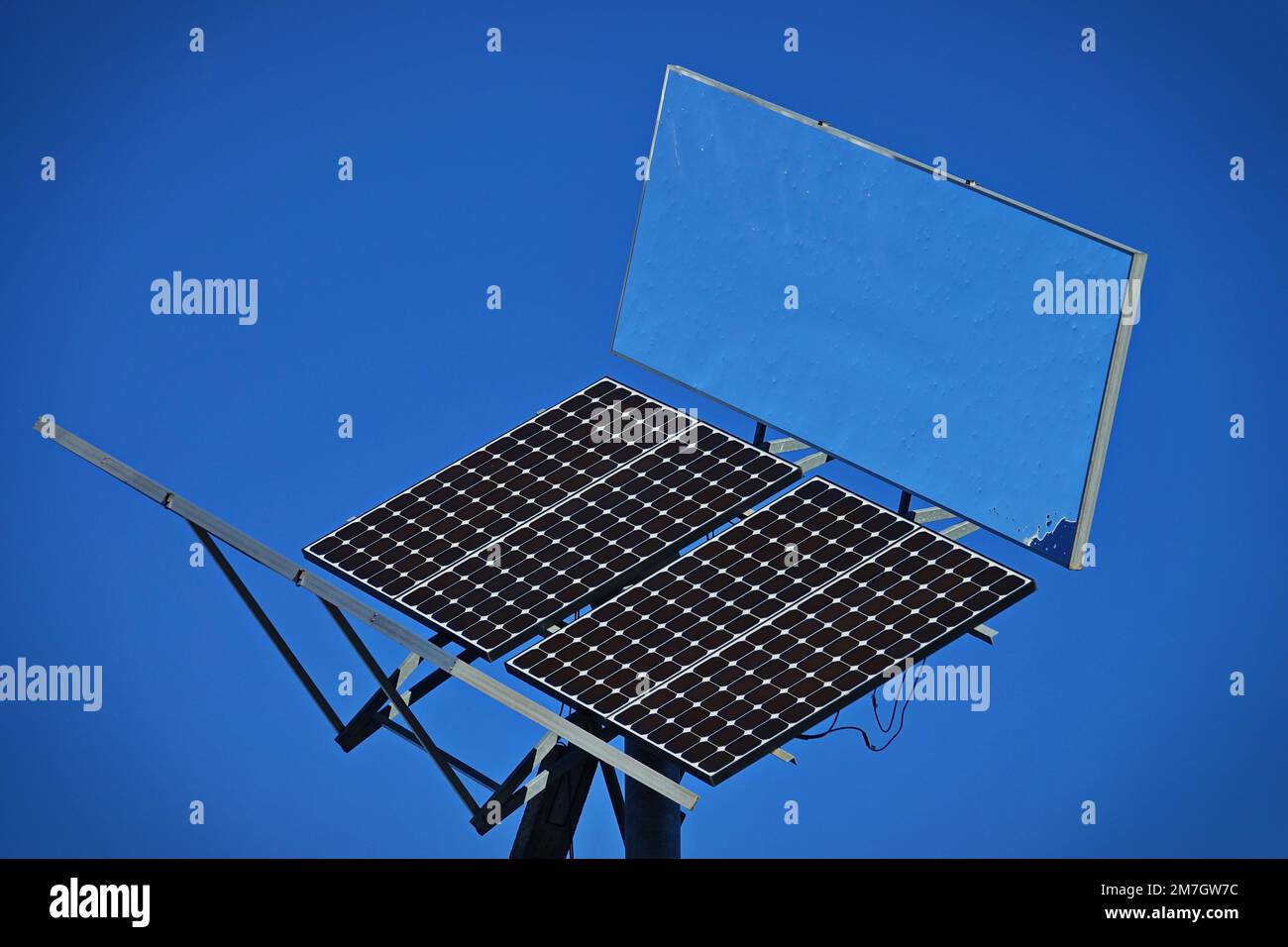Moduli a pannello solare con riflettori laterali per aumentare la produzione di energia Foto Stock