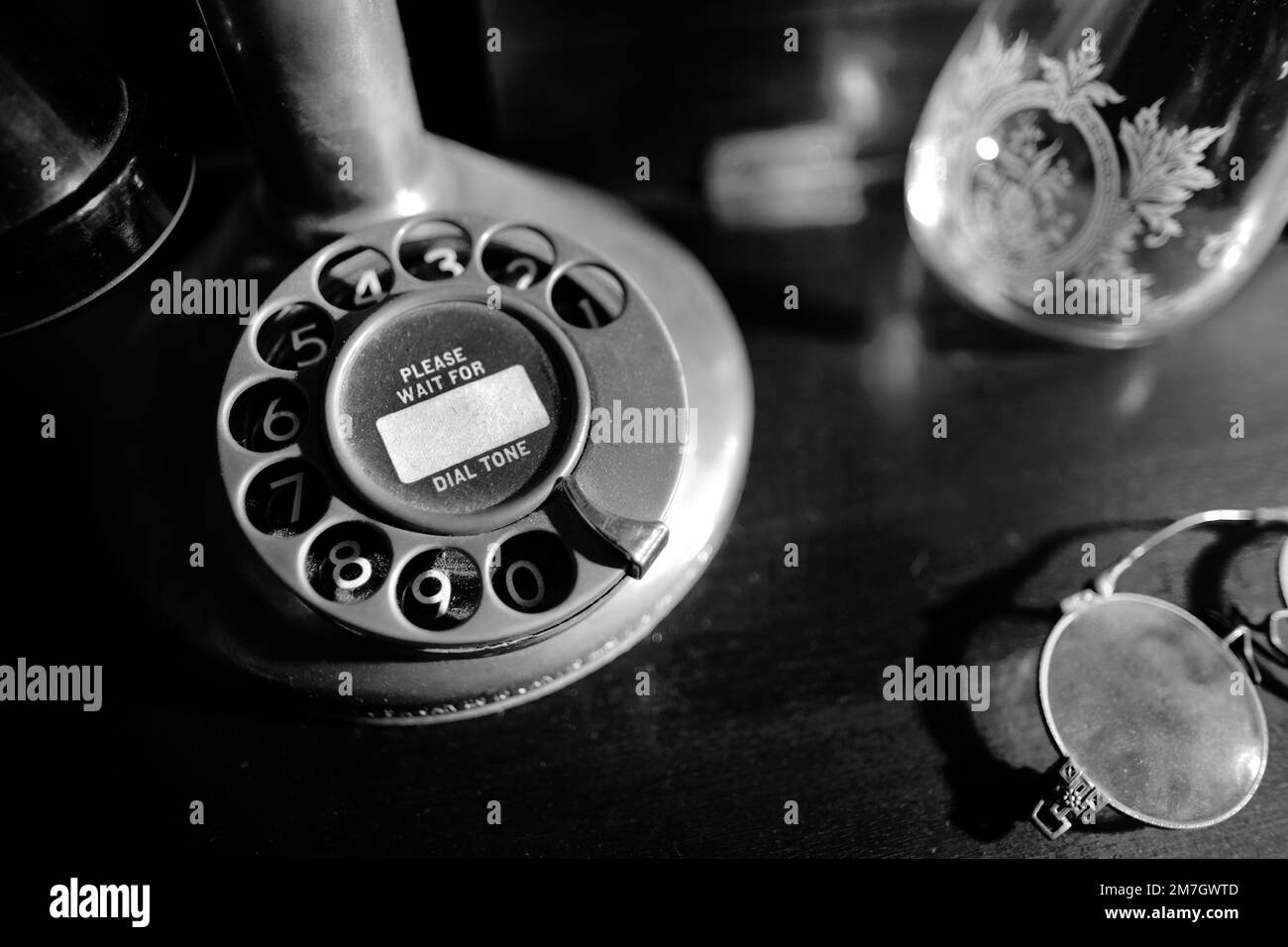 Base di un primo 1900s Western elettrico Ottone Bullnose Candlestick Rotary Dial Telefono con si prega di attendere la scritta del tono di composizione sulla composizione del numero. Foto Stock