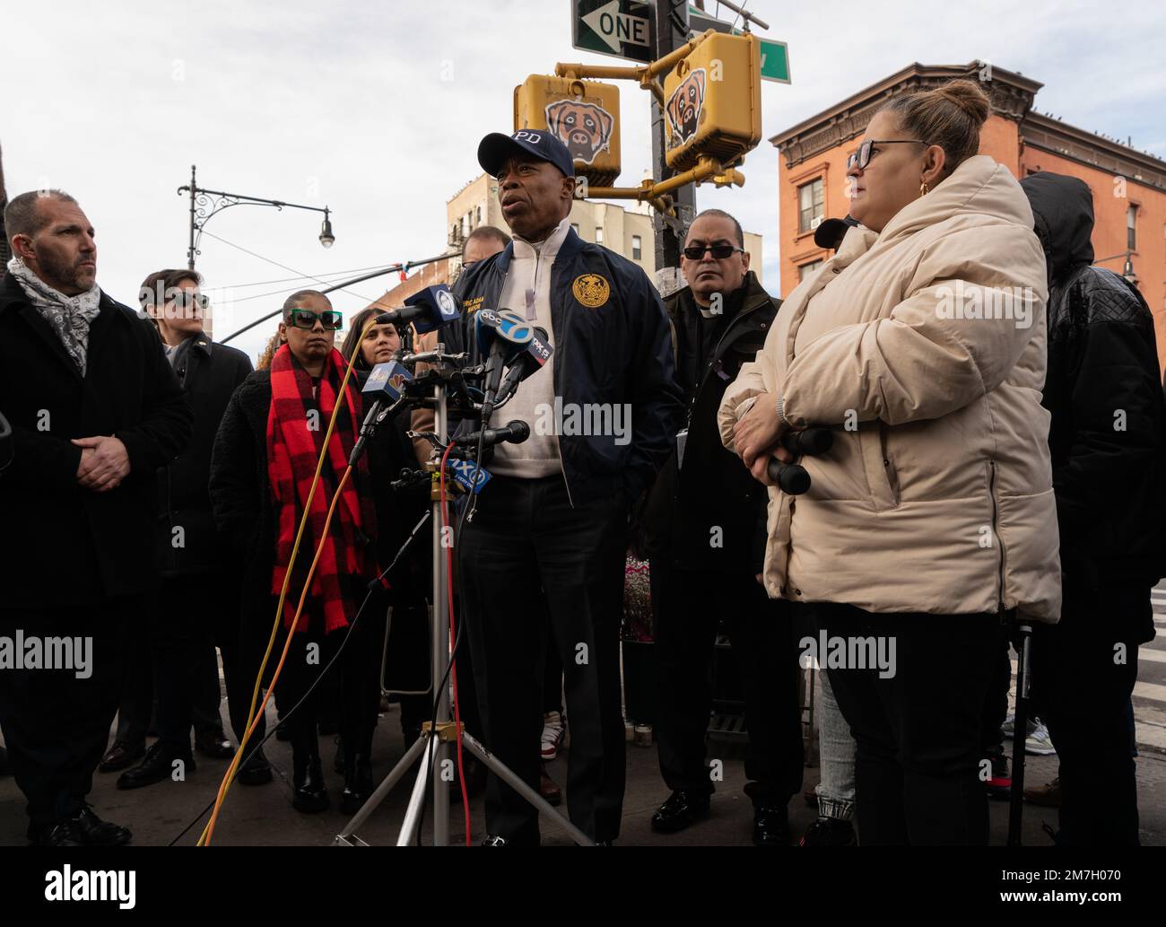 New York City, Stati Uniti. 08th Jan, 2023. Il sindaco di New York Eric Adams si unisce agli amici e alla famiglia di Kristal Bayron-Nieves riuniti per la cerimonia di rimanaggio di strada all'angolo di 116th Street e Lexington Avenue a East Harlem, New York City il 8 gennaio, 2023 dove la donna di 19 anni è stata uccisa e uccisa nel gennaio 2022 durante una rapina al Burger King dove ha lavorato. (Foto di Steve Sanchez/Sipa USA). Credit: Sipa USA/Alamy Live News Foto Stock