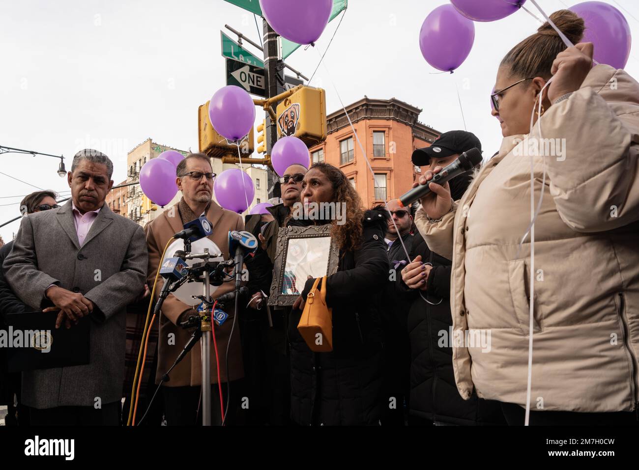 New York City, Stati Uniti. 08th Jan, 2023. Gli amici e la famiglia di Kristal Bayron-Nieves si sono riuniti per la cerimonia di rimaning di strada all'angolo di 116th Street e Lexington Avenue a East Harlem, New York City il 8 gennaio, 2023 dove la donna di 19 anni è stata uccisa e uccisa nel gennaio 2022 durante una rapina al Burger King dove ha lavorato. Alcuni funzionari locali, tra cui il sindaco di New York Eric Adams, hanno partecipato alla cerimonia. (Foto di Steve Sanchez/Sipa USA). Credit: Sipa USA/Alamy Live News Foto Stock