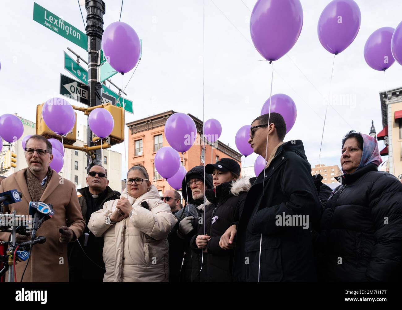 New York City, Stati Uniti. 08th Jan, 2023. Gli amici e la famiglia di Kristal Bayron-Nieves si sono riuniti per la cerimonia di rimaning di strada all'angolo di 116th Street e Lexington Avenue a East Harlem, New York City il 8 gennaio, 2023 dove la donna di 19 anni è stata uccisa e uccisa nel gennaio 2022 durante una rapina al Burger King dove ha lavorato. Alcuni funzionari locali, tra cui il sindaco di New York Eric Adams, hanno partecipato alla cerimonia. (Foto di Steve Sanchez/Sipa USA). Credit: Sipa USA/Alamy Live News Foto Stock