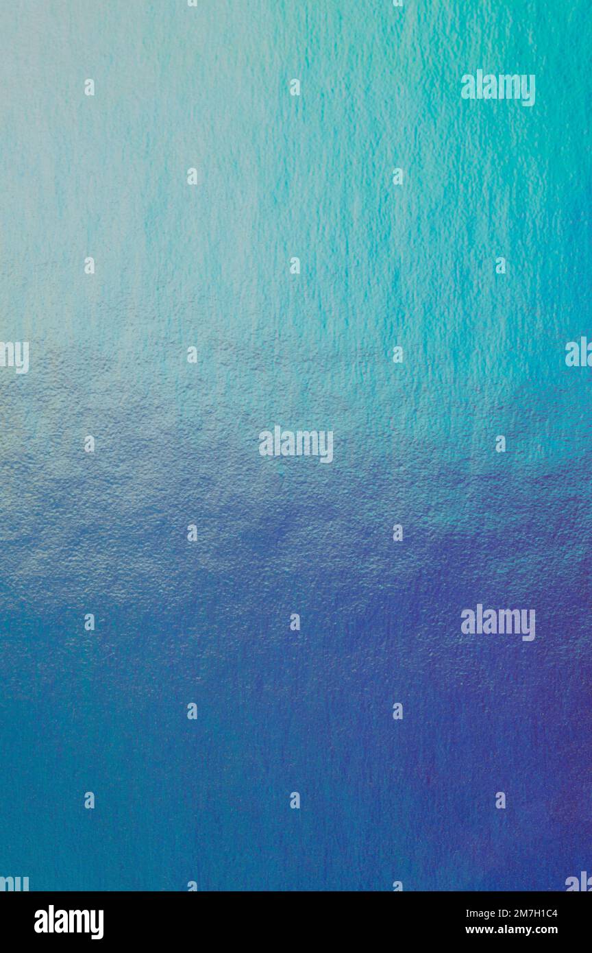 Sfondo sfumato di colore blu metallico. Superficie lucida in carta ologramma Foto Stock