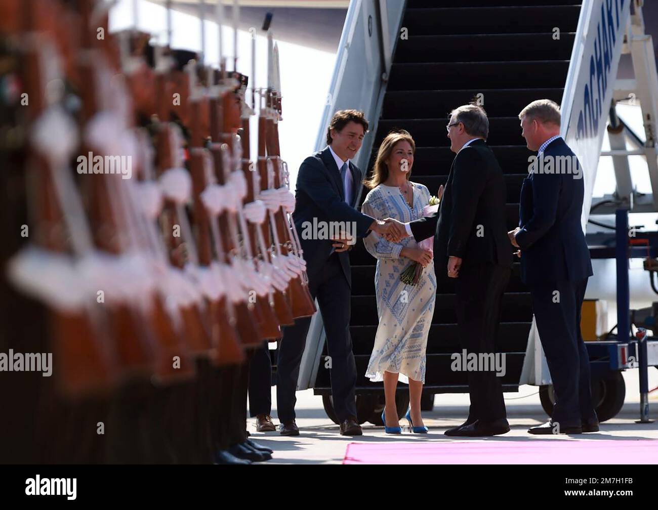 Città del Messico, Messico. 09th Jan, 2023. Marcelo Ebrard (2nd-R), segretario messicano alle relazioni con gli affari esteri, dà il benvenuto al primo ministro canadese Justin Trudeau (L) e a sua moglie Sophie Grégoire (2nd-L) all'arrivo all'aeroporto internazionale di Felipe Angeles (AIFA) a Zumpango de Ocampo, a Santa Lucia, Messico, il 9 gennaio 2023. Credit: UPI/Alamy Live News Foto Stock