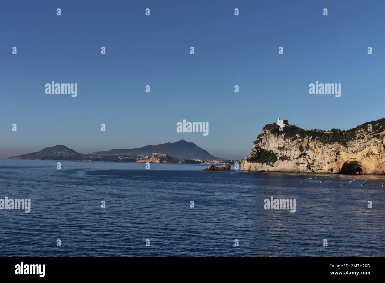 Le coste di Bacoli, le colline che si affacciano sul mare Foto Stock