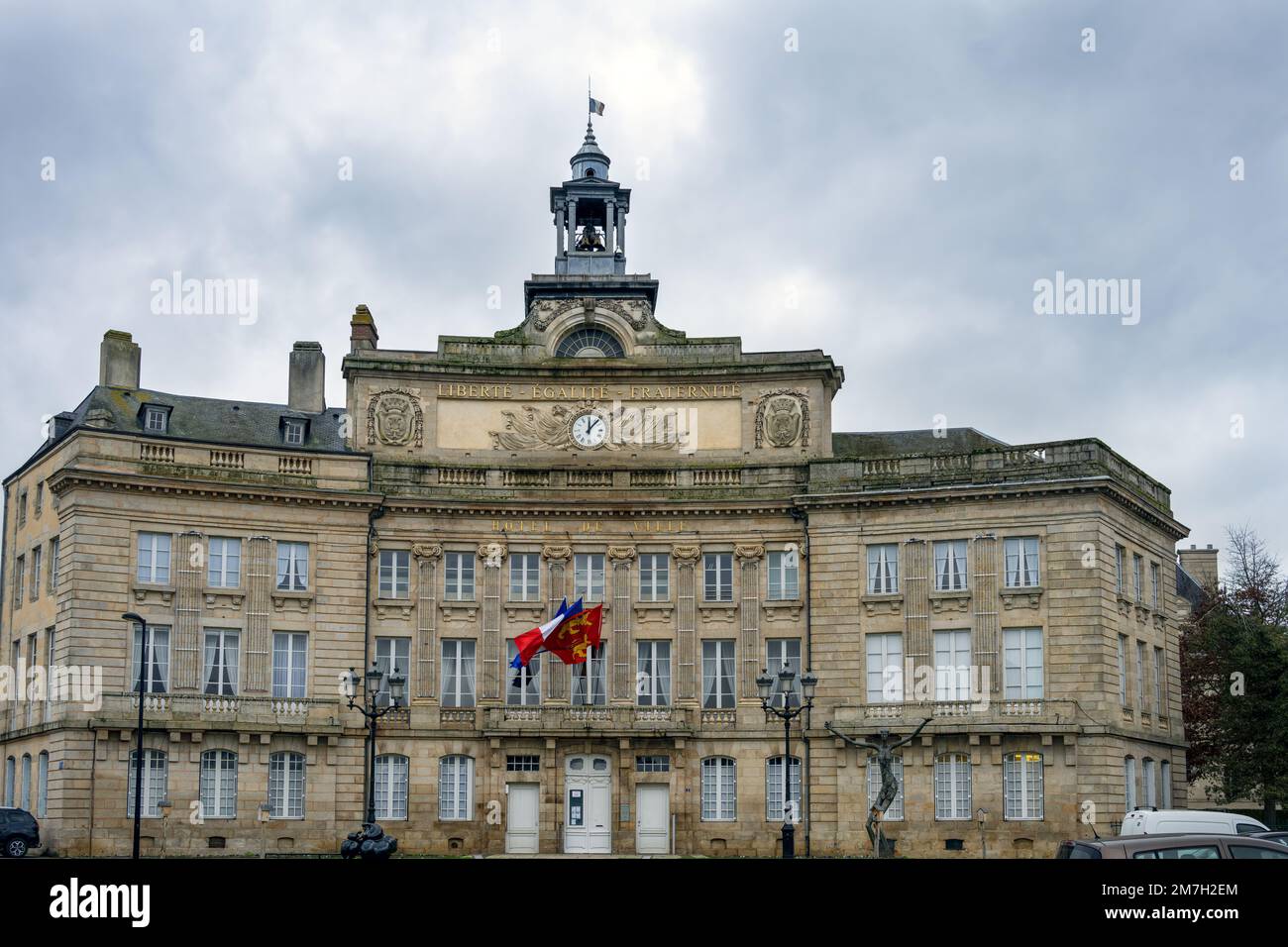 Il municipio di Alencon in una giornata nuvolosa d'inverno, Normandia, Francia, si può vedere il motto della Repubblica, 'libertà, uguaglianza, Fraternità' Foto Stock