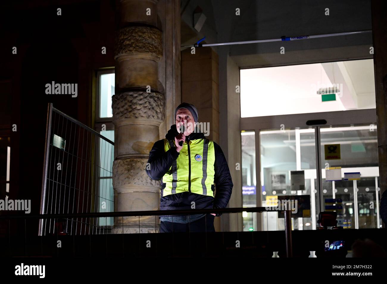 Im Bild: Frank Liske. Am Postplatz fand am Montagabend erneut eine Kundgebung mit ca 300 Teilnehmern statt. Dabei hielten Personen unter anderem auch Foto Stock