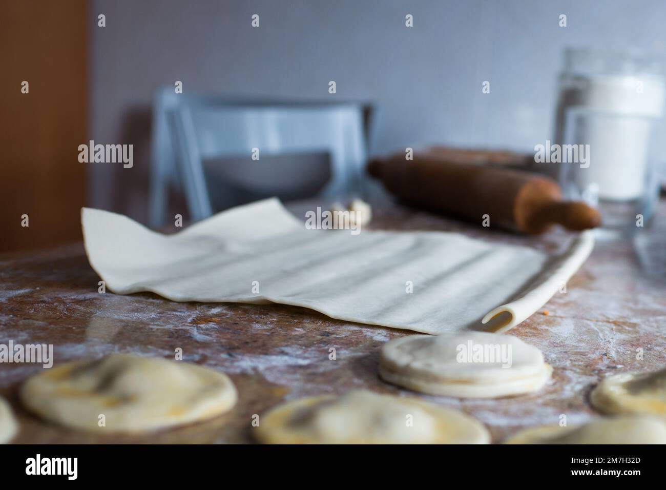 Tavolo da cucina durante la preparazione degli gnocchi. Apetizzatore tradizionale spagnolo Foto Stock