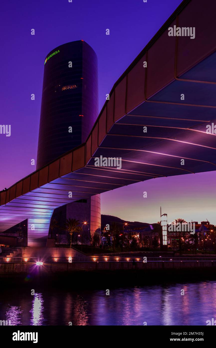 Torre Iberdrola e ponte Puente Arupe alla luce del sole, Rio Nervion, Bilbao, Provincia di Biskaia, Paesi Baschi. Spagna Foto Stock