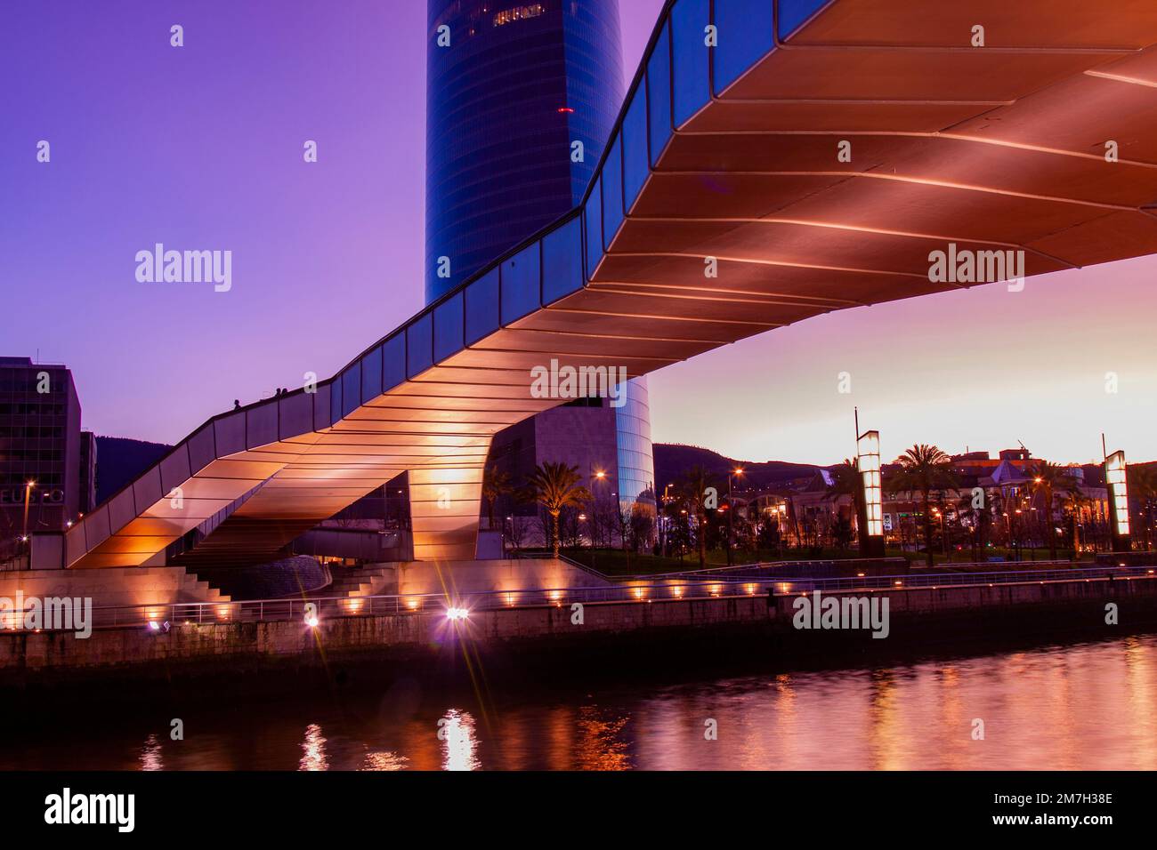 Torre Iberdrola e ponte Puente Arupe alla luce del sole, Rio Nervion, Bilbao, Provincia di Biskaia, Paesi Baschi. Spagna Foto Stock