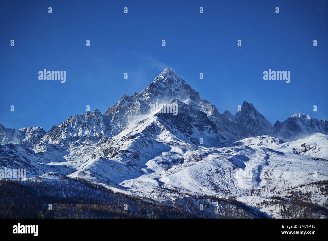 Monviso, a 3.842 metri, è il re delle Alpi, imponente e maestoso nella sua bellezza innevata. Una vista mozzafiato dal paese di Ostana in Piemonte, Foto Stock