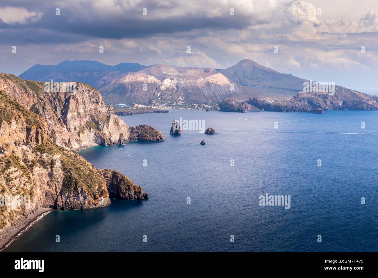 Lipari, Sicilia, Italia - 18 luglio 2020: Splendida vista sull'isola di Vulcano dall'isola di Lipari Foto Stock