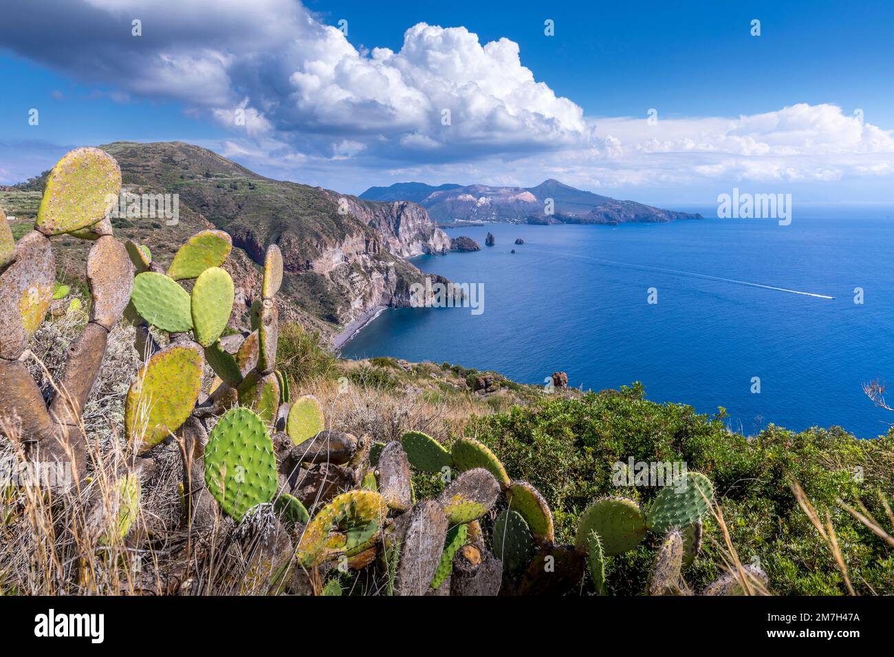 Lipari, Sicilia, Italia - 18 luglio 2020: Splendida vista sull'isola di Vulcano dall'isola di Lipari Foto Stock