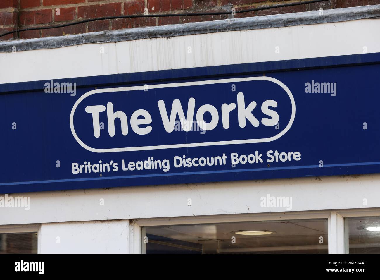 Vista generale del negozio di libri degli sconti Works in North Street, Chichester, Regno Unito Foto Stock