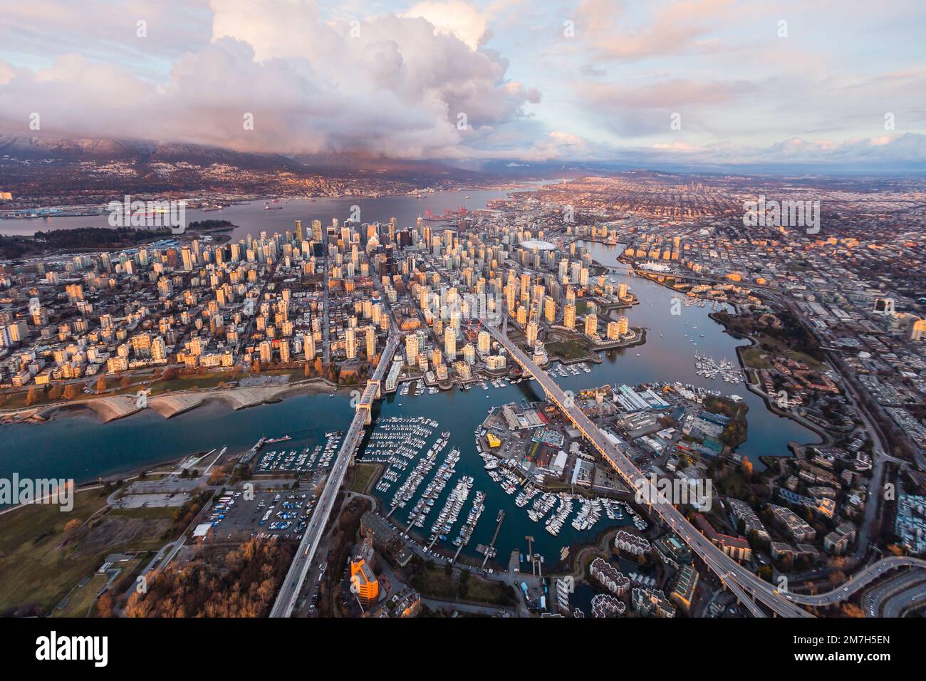False Creek Downtown Vancouver Sunset Skyline Aerial Photo Wide Foto Stock