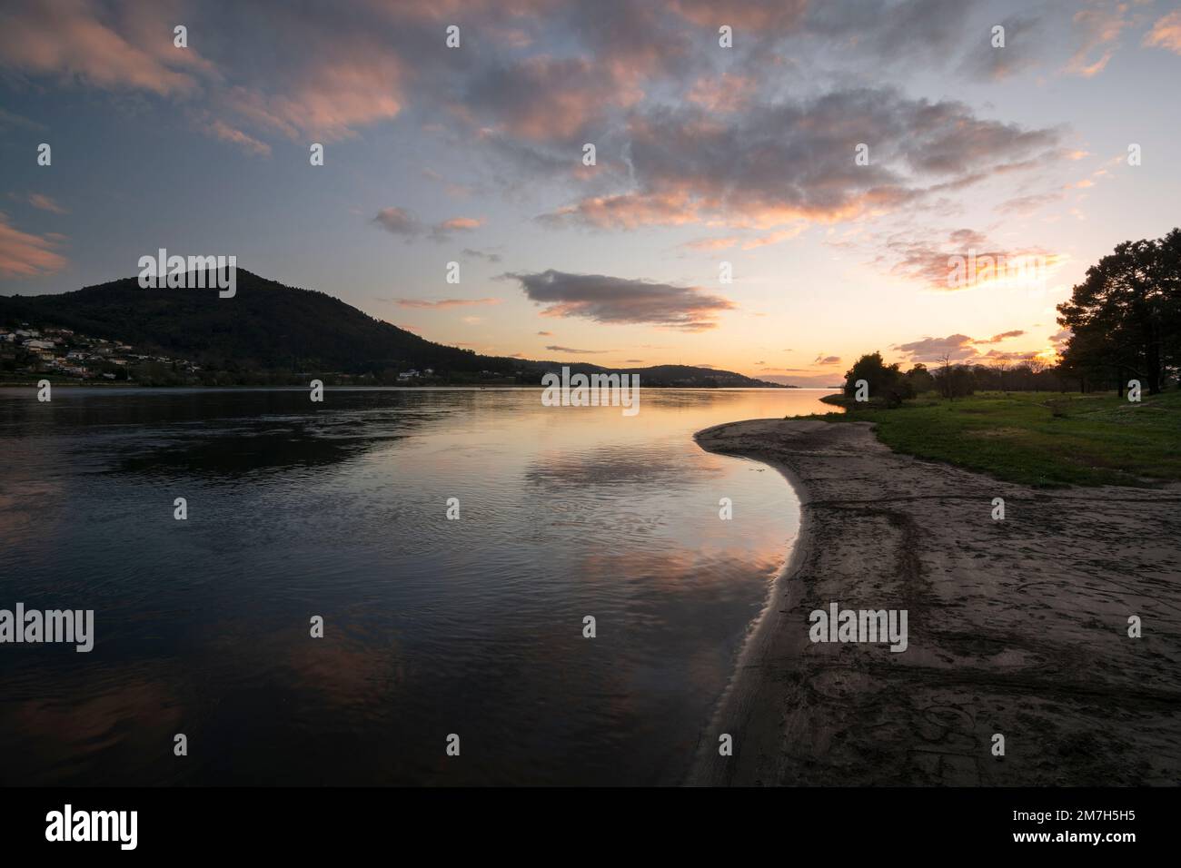 Vista sul fiume Miño e sulla spiaggia del fiume Eiras al tramonto a o Rosal Foto Stock