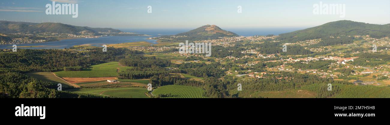 Vista panoramica sul fiume Miño dal punto di osservazione 'Niño do corvo'. Foto Stock