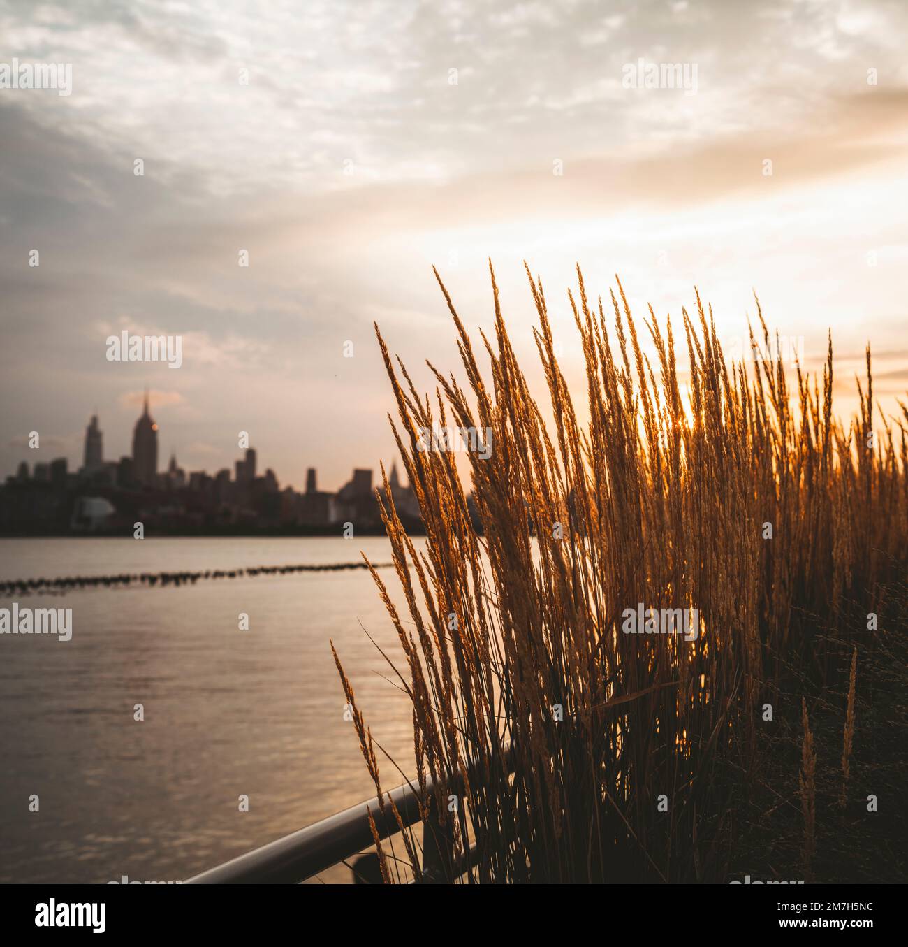alba sul fiume New York City Foto Stock
